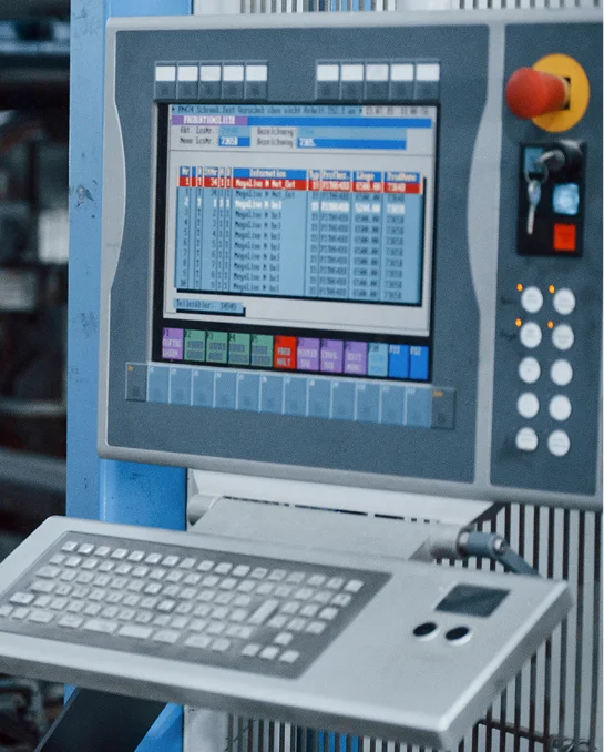 trabajador industrial en el interior de la fabrica joven tecnico con casco naranja